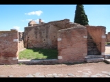 06600 ostia - regio iv - insula v - schola del traiano (iv,v,15) and domus (iv,v,16) - decumanus maximus - treppe und raum li neben dem eingang zur regio iv - insula v.jpg